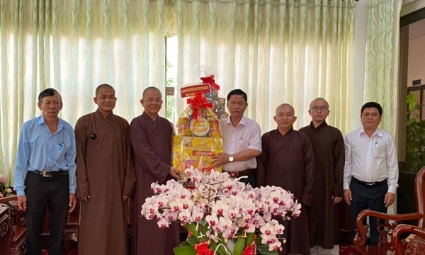Ban Trị sự Phật giáo tỉnh Long An tặng quà cho các đồn biên phòng