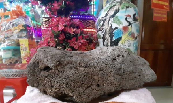Hai hòn đá nặng hơn 8kg nổi trên mặt nước ở chùa Som Rong tỉnh Sóc Trăng