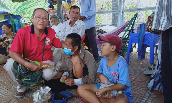 Hội Chữ thập đỏ Thiện Tâm thăm tặng quà cho bệnh nhân nghèo, trẻ mồ côi