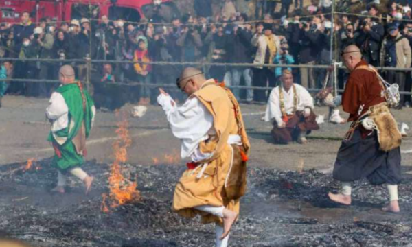 Các nhà sư Nhật Bản dẫn đầu lễ hội đi bộ trên lửa