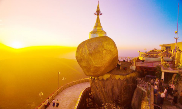 Ngôi chùa trên hòn đá thiêng nghiêng mãi không đổ ở Myanmar