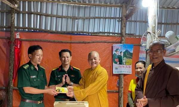 GHPGVN tỉnh Long An tặng quà tại các đồn biên phòng của 6 huyện thị