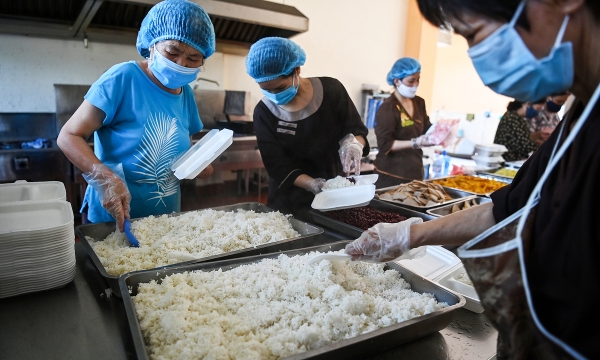 Phật tử nấu cơm trưa miễn phí tặng Bệnh viện K