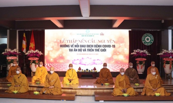 Ban Văn hóa Phật giáo TP.HCM thắp nến cầu nguyện, tặng 1 tỷ đồng đến nhân dân Ấn Độ