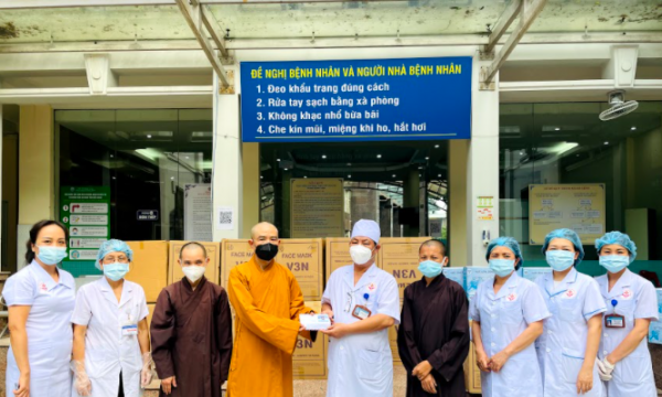 Ban TTTT Phật giáo tỉnh Vĩnh Phúc trao tặng quà cứu trợ cho các tuyến đầu chống dịch tại tỉnh Bắc Giang