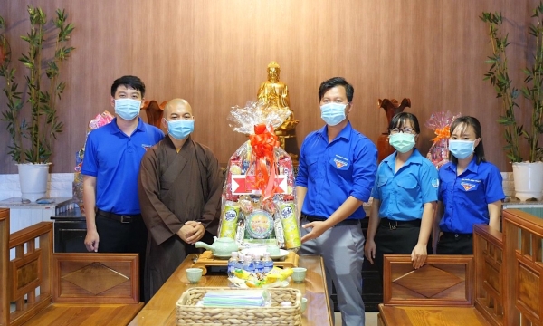 Thanh niên Bình Phước chúc mừng các cơ sở Phật giáo nhân dịp lễ Phật đản