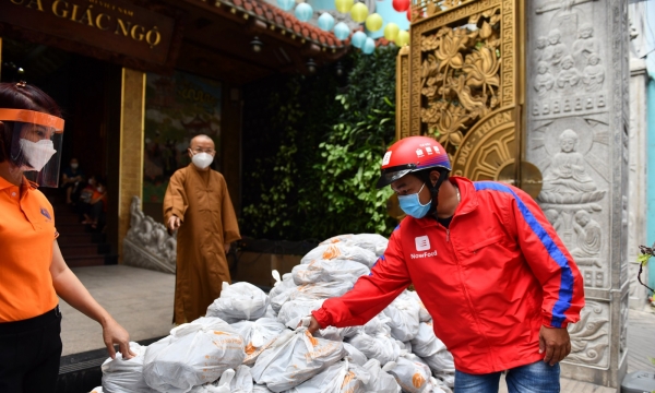 Quỹ Đạo Phật Ngày Nay trao 5 tấn gạo và 10 tấn khoai tiếp sức người khó khăn