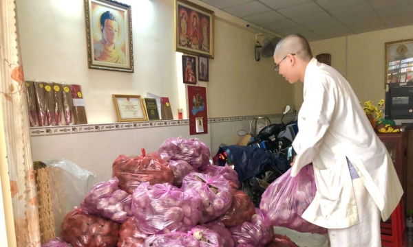 ĐĐ. Thích Nhuận Bảo và nhóm Phật tử hỗ trợ giải cứu nông sản mùa COVID