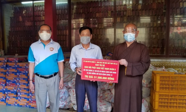 Phật giáo quận 8 hỗ trợ 100 hộ gia đình khó khăn vượt qua đại dịch COVID-19