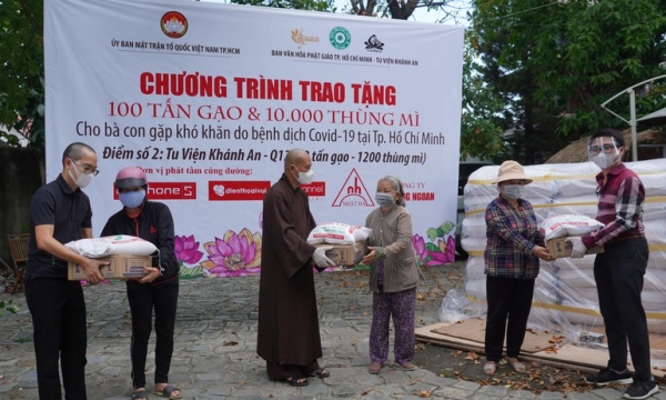 Ban Văn hóa Phật giáo TP.HCM trao 24 tấn gạo và 2.400 thùng mì tại Gò Vấp và quận 12