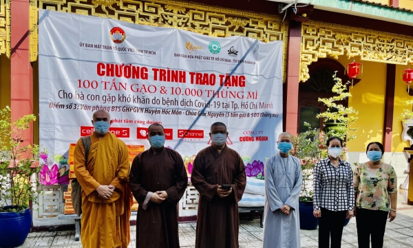 Ban Văn hóa Phật giáo TP.HCM trao 10 tấn gạo và 1.000 thùng mì tại huyện Hóc Môn, Củ Chi