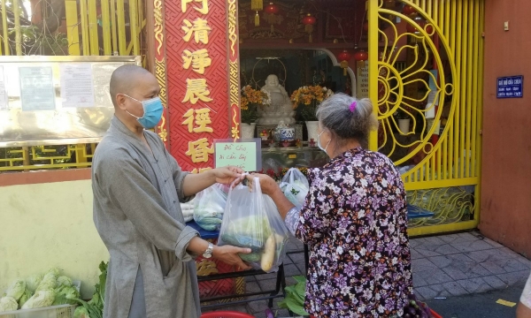 Chùa Linh Quang, chùa Pháp Hoa hỗ trợ bà con nghèo mùa COVID