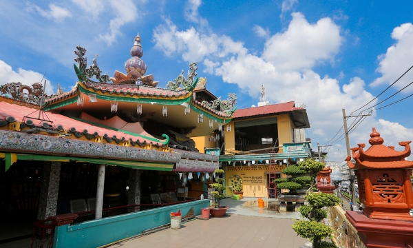 Ngôi chùa 150 tuổi làm từ 30 tấn mảnh sành ở Sài Gòn