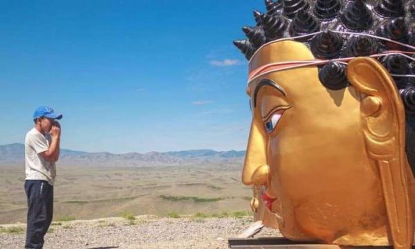 Tượng Phật Thích Ca bắt đầu được lắp đặt trên núi Dogee, Tuvan