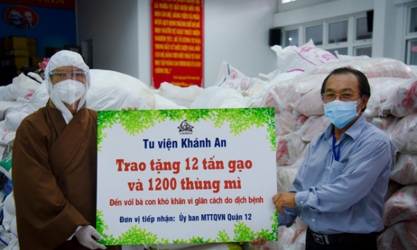 Tu viện khánh An tặng 20 tấn gạo và 2.000 thùng mì đến bà con trong mùa Vu lan