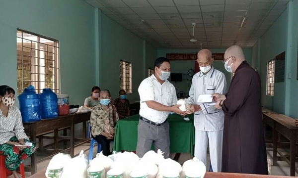 Chùa Như Kiên tặng 240 phần quà cho các cụ già neo đơn tại xã Huyền Hội