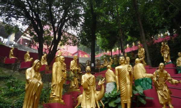 Bên trong tu viện có hơn 12.000 bức tượng Phật mạ vàng