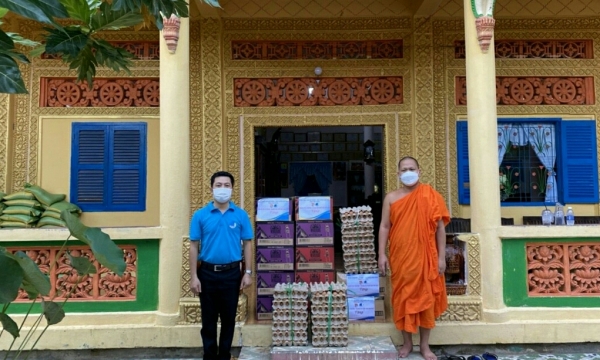Lãnh đạo Tỉnh đoàn Trà Vinh thăm và hỗ trợ nhu yếu phẩm chùa Bãi Xào Giữa