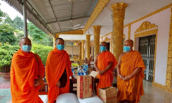 Chùa Bàu Hut cúng dường 5 tấn gạo và thực phẩm khác cho 20 chùa Khmer