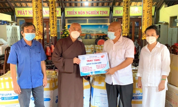 Phật giáo Bình Dương trao trang thiết bị vật tư y tế cho Ủy ban MTTQVN tỉnh