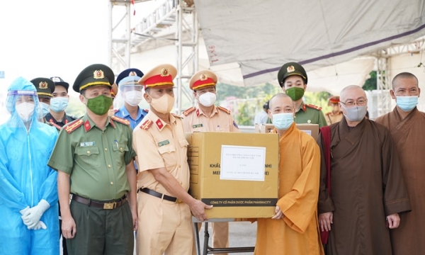Ban trị sự Thành hội Phật giáo Hà Nội thăm, tặng quà các chốt kiểm dịch của Công an Thành phố