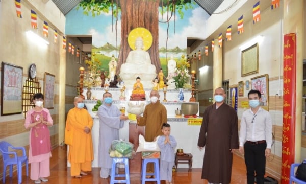 Phật giáo TP.Cần Thơ trao tặng quà cho 150 cơ sở tự viện