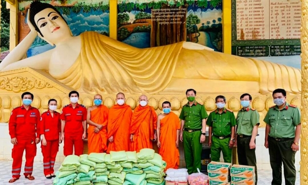 Công an huyện Trà Cú, Đội Thanh niên xung kích tỉnh hỗ trợ nhu yếu phẩm chùa Pray Vo
