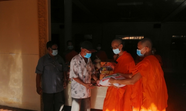 Chùa KomPong tặng 200 phần quà cho các hộ nghèo người dân tộc Khmer