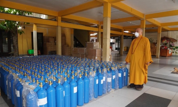 Ban Từ thiện – Xã hội Phật giáo TP. HCM trao tặng 600 bình oxy cho tỉnh An Giang