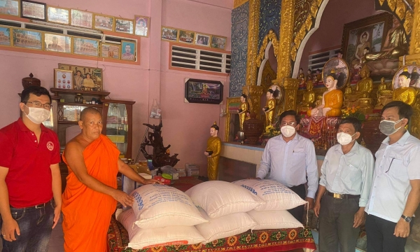 Lãnh đạo huyện Trà Cú hỗ trợ gần 18,9 tấn gạo cho 63 cơ sở tôn giáo tín ngưỡng