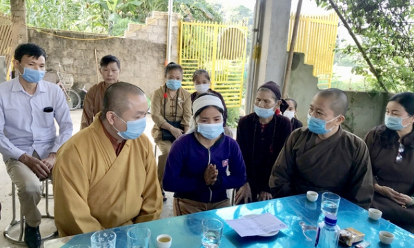 Thăm hỏi, hỗ trợ gia đình có 4 người tử vong do cháy nhà ở Tuyên Quang