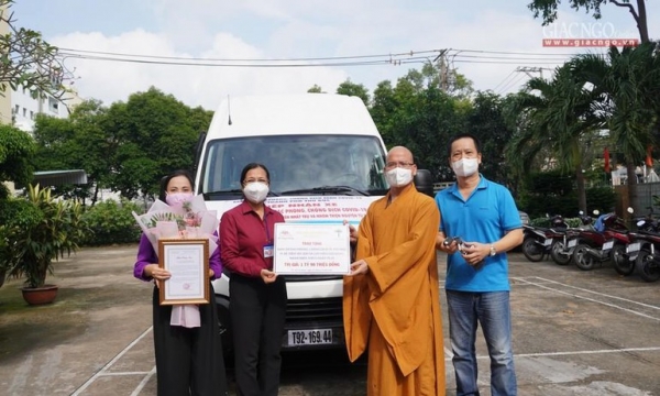 Chùa Nam Thiên Nhất Trụ tặng xe tiêm vắc-xin lưu động và hơn 3.000 phần quà hỗ trợ sinh viên