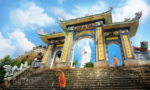 Đến xem ngôi chùa 13 lần tượng Phật 'tỏa hào quang'