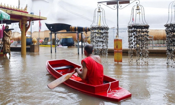 Nước lũ nhấn chìm loạt chùa Thái Lan