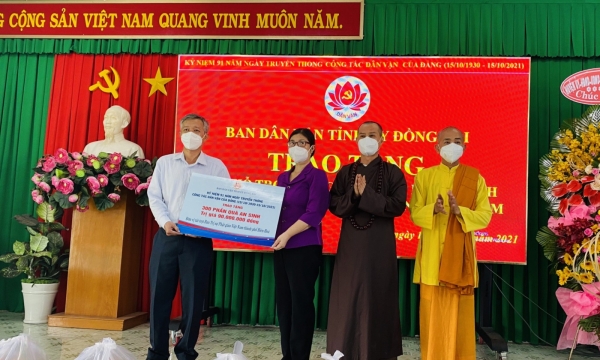 Phật giáo Biên Hòa trao 300 phần quà đến người dân huyện Trảng Bom