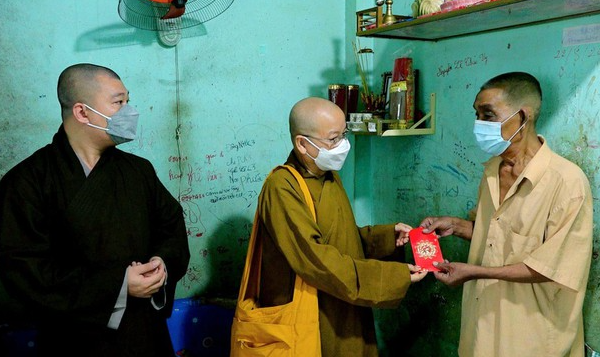 BTS Phật giáo tỉnh Kiên Giang hỗ trợ 4 hộ gia đình có người thân mất do Covid-19
