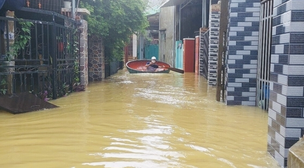 Mưa lũ miền Trung: Hơn 16.000 nhà dân chìm trong biển nước