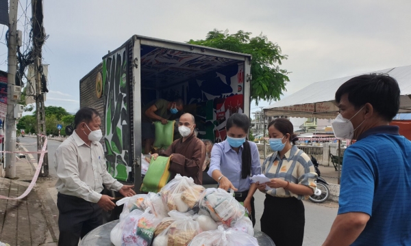 Chùa Long Khánh tặng 130 phần quà cho các hộ dân khu vực phong toả 
