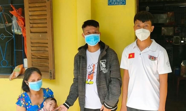 Nhóm Hạt Bồ Đề Tâm thăm và giúp đỡ bé Tăng Quốc Khánh bị nhiễm trùng máu