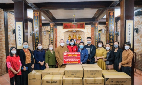 Hội Từ thiện chùa Vọng Cung trao tặng vật tư y tế đến tuyến đầu chống dịch