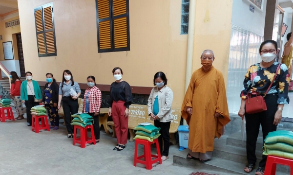 Chùa Lưỡng Xuyên, chùa Long Khánh kết hợp cùng Hội LHPN TP.Trà Vinh cấp 64 sổ gạo