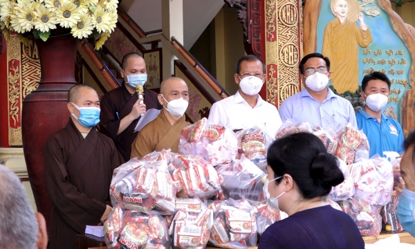 Chùa Hòa Khánh trao tặng hỗ trợ cho người khiếm thị trên địa bàn quận Bình Thạnh