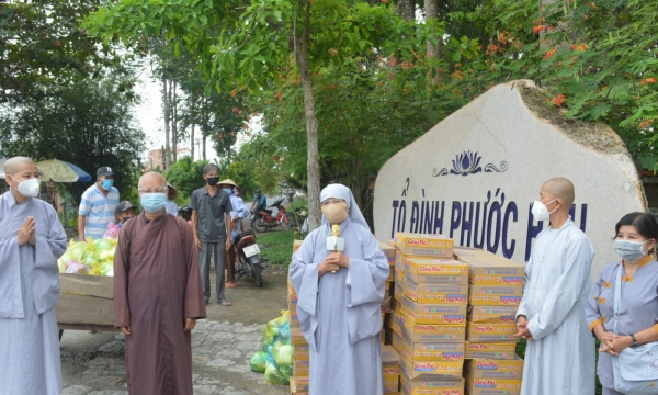 Thiền viện Bảo Hải trao 400 phần quà hỗ trợ bà con tỉnh Vĩnh Long