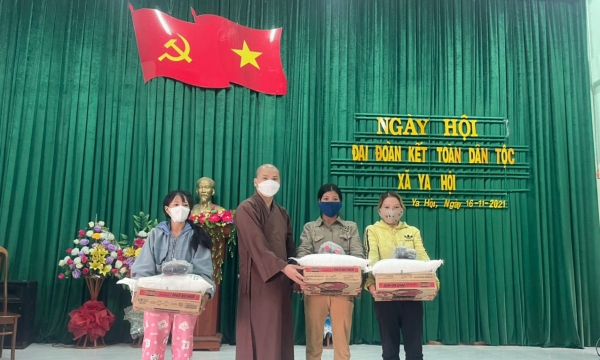 Chùa Minh Thành trao tặng 500 phần quà đến người dân có hoàn cảnh khó khăn tại huyện Đăk Pơ