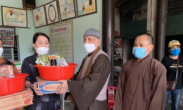 Đoàn từ thiện chùa Đức Quang trao tặng quà tại các vùng khó khăn