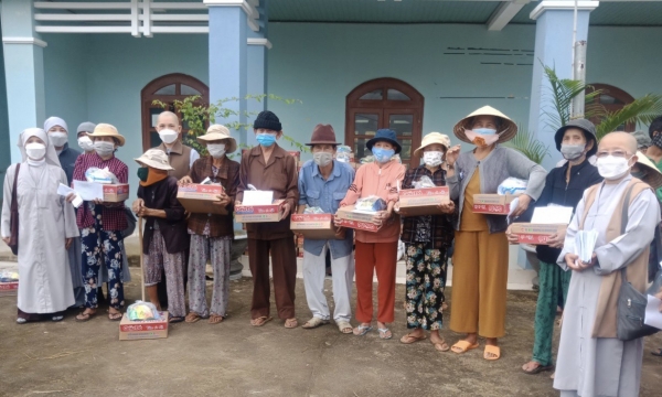Phân ban Ni giới tỉnh Phú Yên hỗ trợ người dân bị ảnh hưởng do mưa lũ