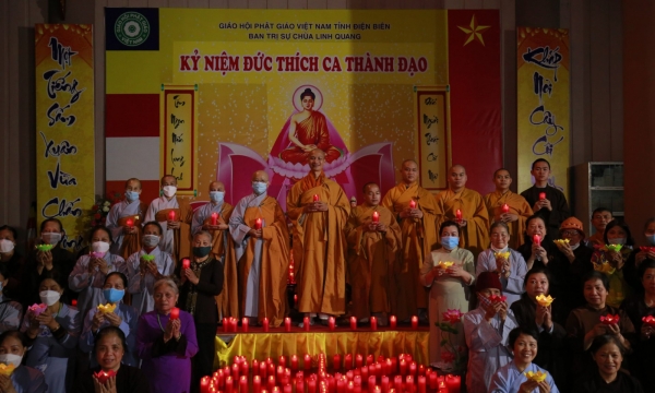 Thắp nến hoa đăng kính mừng Đức Phật Thích Ca thành Đạo tại Chùa Linh Quang