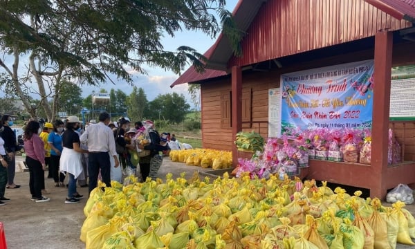 Gia Lai: Trao tặng 300 phần quà đến với đồng bào nghèo tại làng dân tộc Jro Ktu Đak Yang