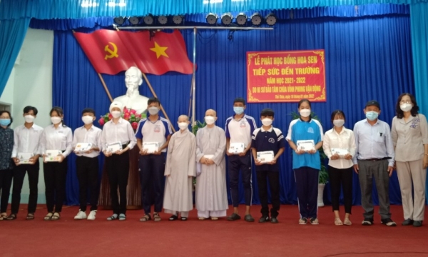 Long An: Chùa Vĩnh Phong trao học bổng Hoa Sen