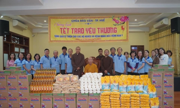 TT-Huế: Chùa Bảo Vân tổ chức chương trình “Tết Trao Yêu Thương” trao tặng quà cho bà con có hoàn cảnh khó khăn